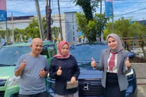 Sales Resmi Honda Padang Pipit sedang membantu konsumen menghitung simulasi kredit paket DP minim untuk New Honda Brio Satya
