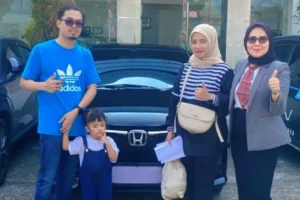 Sales Resmi Honda Padang Pipit sedang memberikan penjelasan simulasi paket kredit DP minim untuk New Honda WR-V RS
